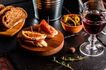 3 de los bares de tapas con más historia de Barcelona (¡y con terraza!)