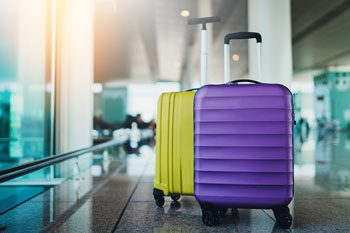 Cómo llegar al Aeropuerto del Prat desde Barcelona. Transporte en autobús, metro, taxi y tren.